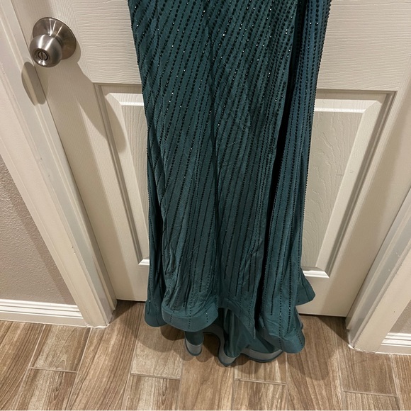 Nox Anabel E1038 - NWT Beaded V-Neck
Prom Dress SIZE 4 - Picture 7 of 7